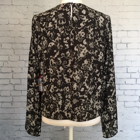 Vince Camuto Printed Bell Sleeve Blouse Size Small - Picture 2 of 8